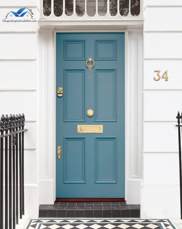 Mavi villa kapısı